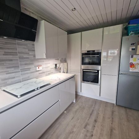 3 Bedroom - 1 Bathroom - Garden - Pet Friendly Wrexham Eksteriør bilde