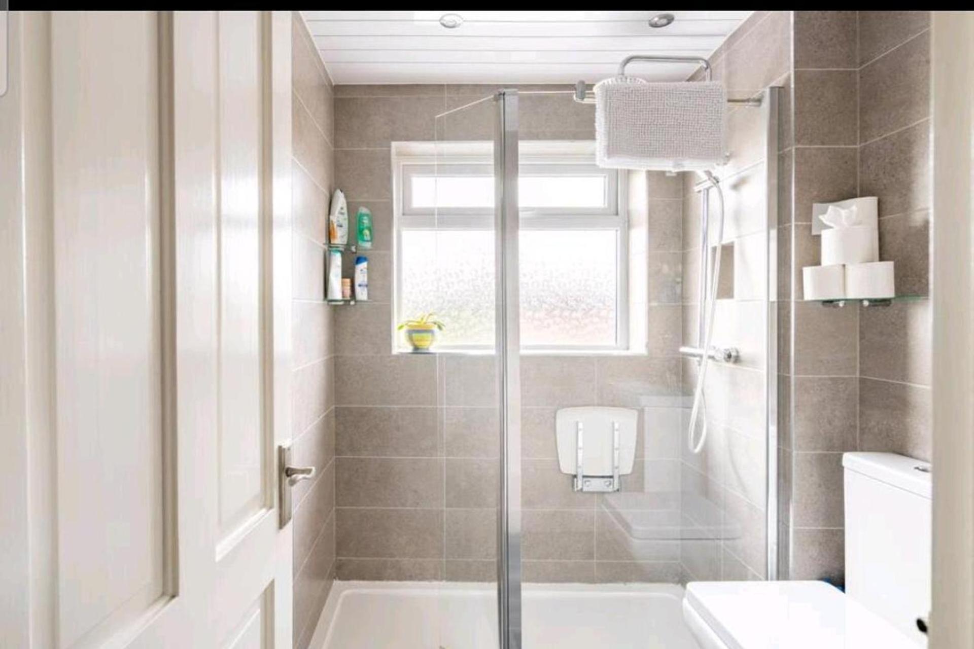 3 Bedroom - 1 Bathroom - Garden - Pet Friendly Wrexham Eksteriør bilde