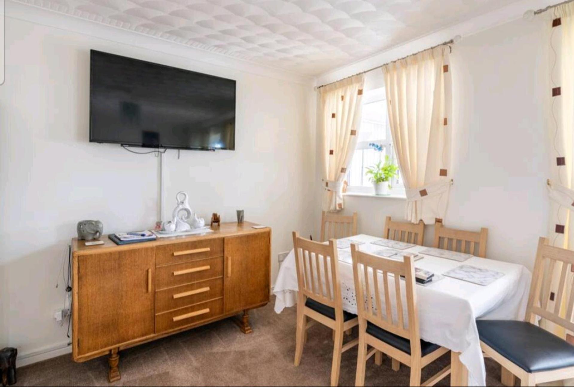 3 Bedroom - 1 Bathroom - Garden - Pet Friendly Wrexham Eksteriør bilde